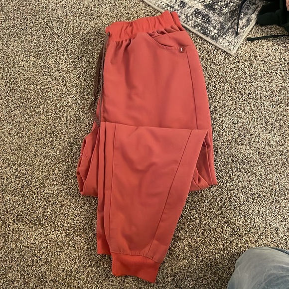 Darker pink Jaanuu Scrub set, barely used. - Picture 7 of 9